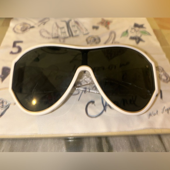 Chanel shield sunglasses 2022 - Picture 2 of 8